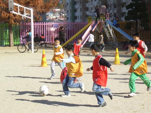 공을 쫓아 함께 노는 아이들 